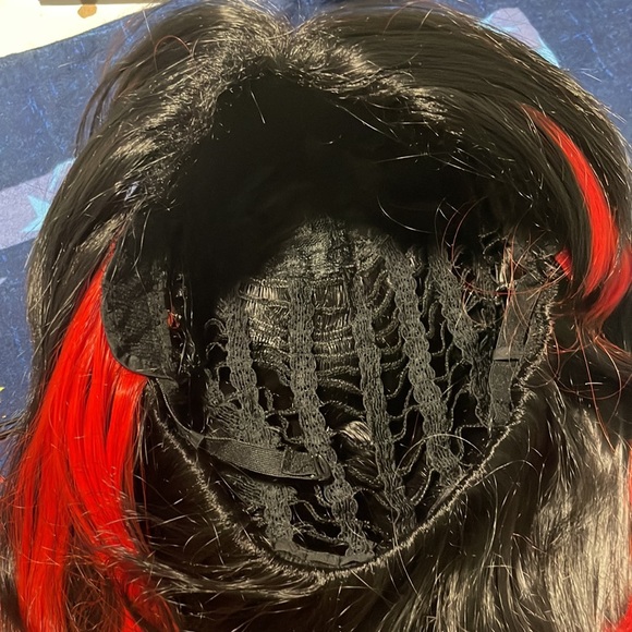 Cosplay red and black 2 piece wig - Picture 12 of 12